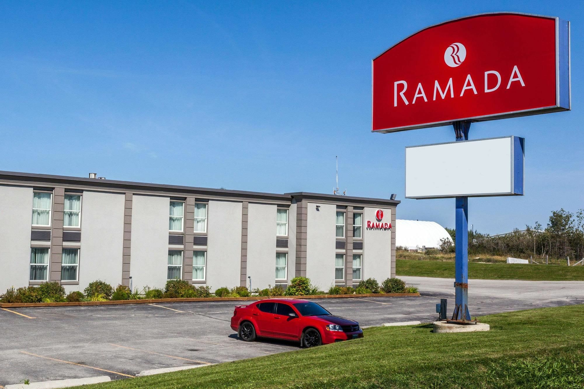 Ramada By Wyndham Timmins Hotel Екстериор снимка